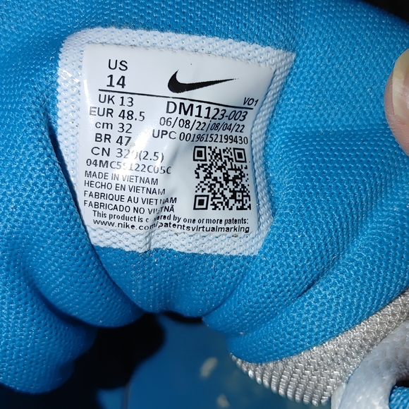 Nike Green and Blue Sneakers Sleek Modern Design - Picture 2 of 10